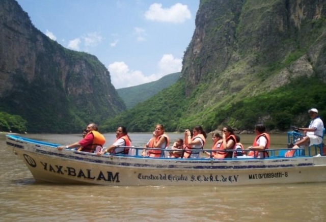 Disfrutando de un paseo en canoa